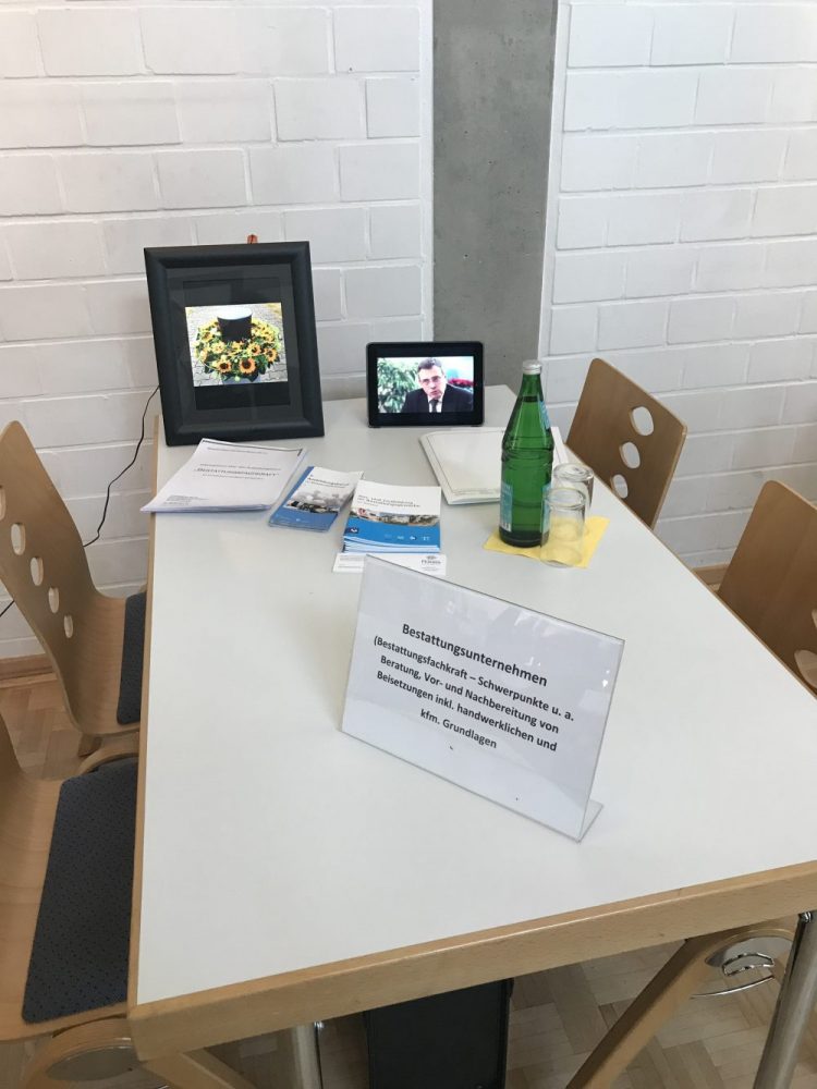 Bestattungshaus Krefeld Rueben Kutsche Tisch, Ipad, Werbevideo